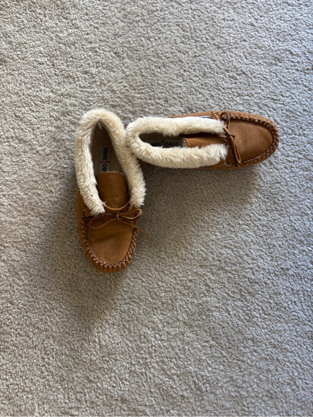 Minnetonka Chestnut Suede Moccasin Slipper with Cream Faux-Fur Trim